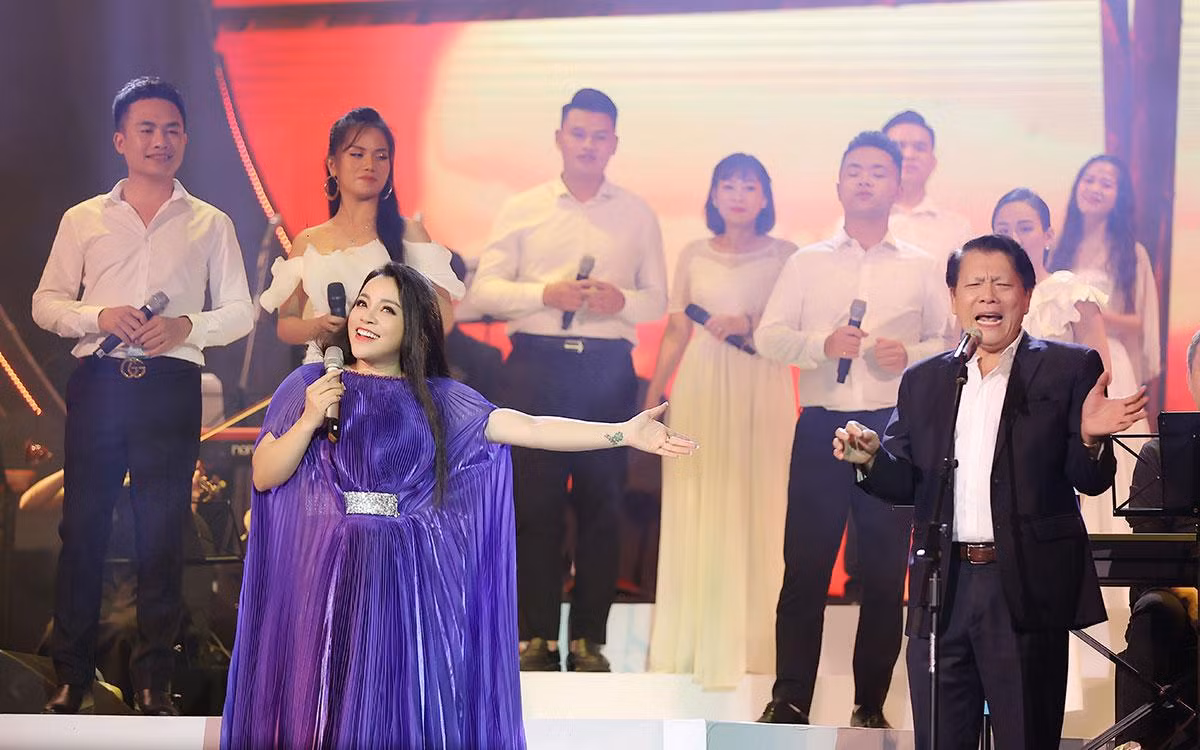 NSND Quang Vinh hát cùng NSƯT Tố Nga.
