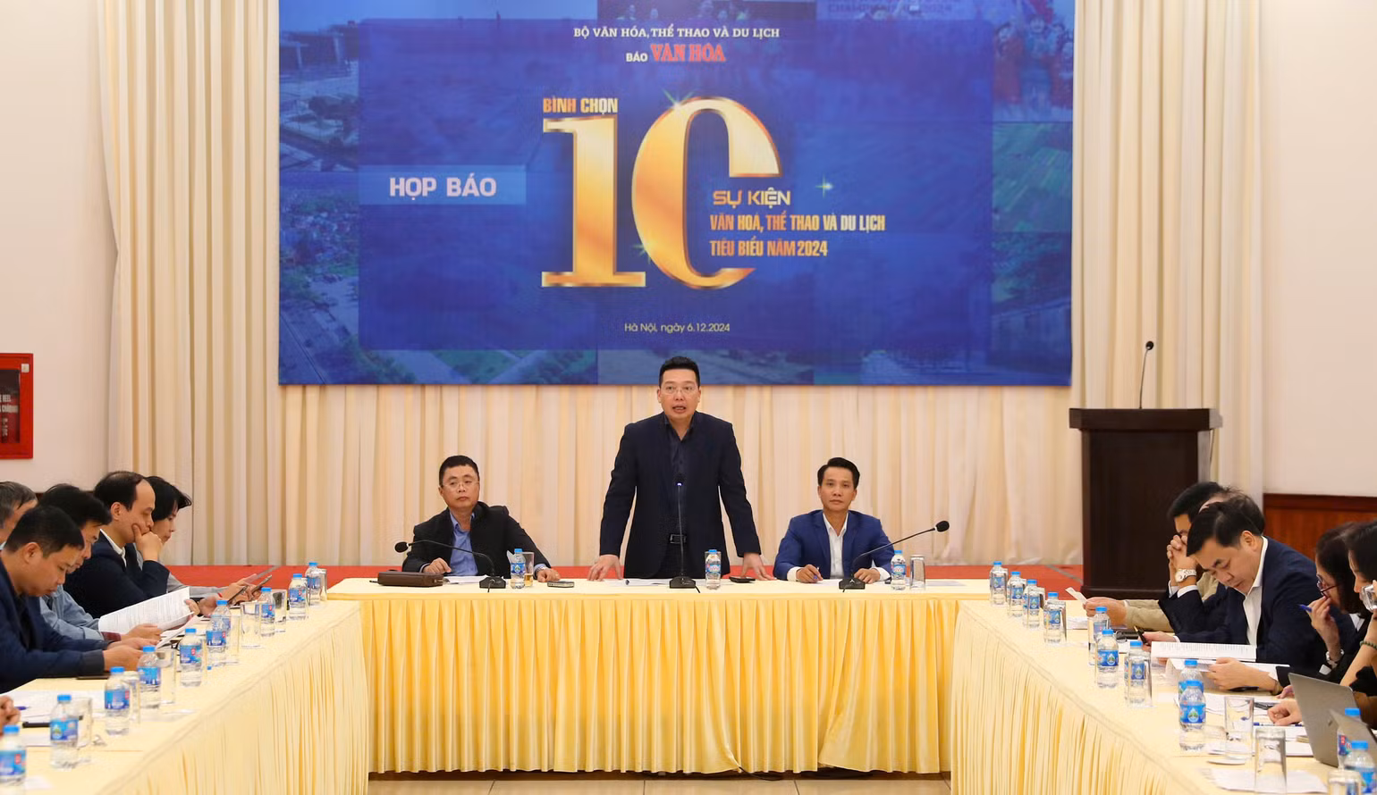 Ông Nguyễn Anh Vũ, Tổng Biên tập Báo Văn hóa, Trưởng Ban tổ chức công bố thông tin bình chọn.