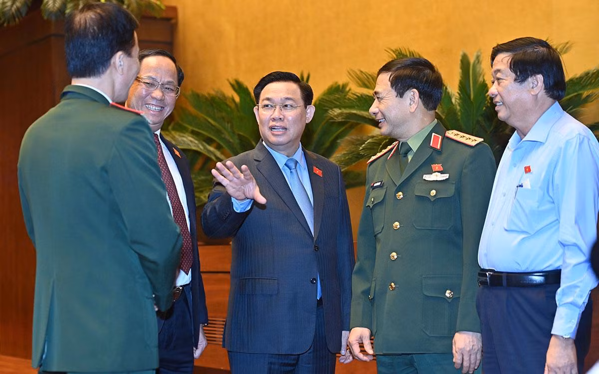 Chủ tịch Quốc hội Vương Đình Huệ cùng các đại biểu bên lề phiên thảo luận về dự án Luật Phòng thủ dân sự. Chủ tịch Quốc hội Vương Đình Huệ cùng các đại biểu bên lề phiên thảo luận về dự án Luật Phòng thủ dân sự.