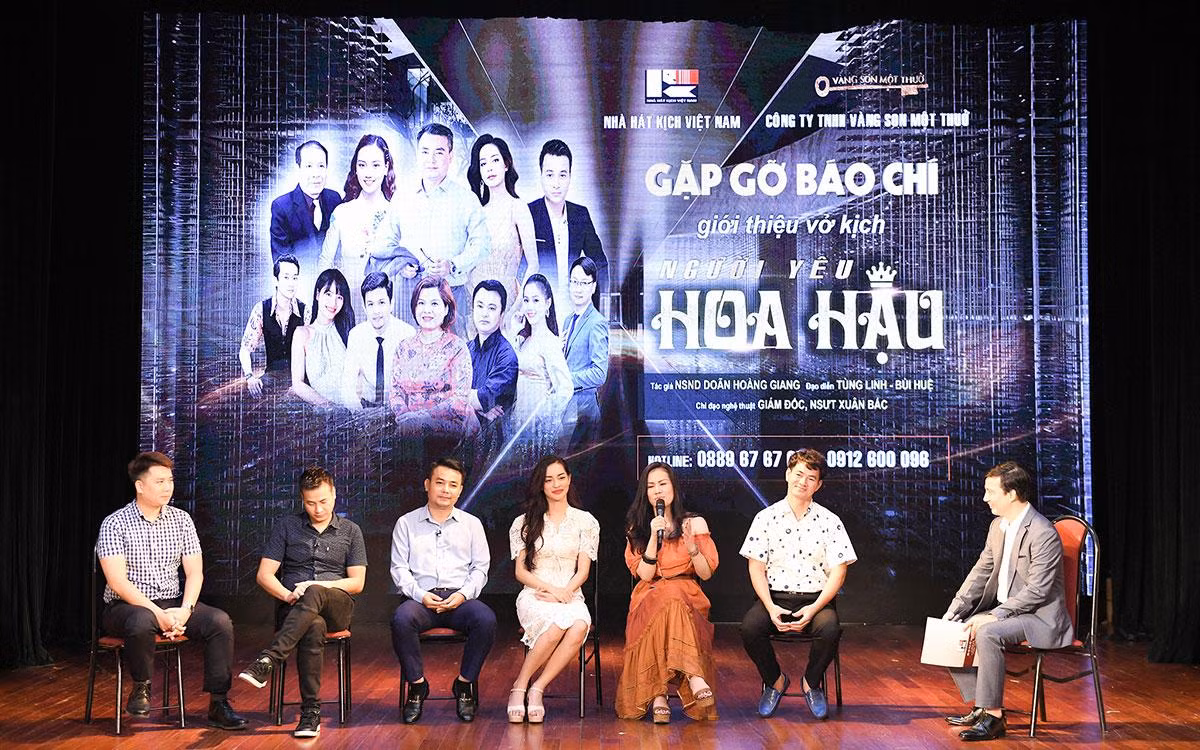 Đạo diễn Tùng Linh, các nghệ sĩ Anh Đức, Châu Uyên, NSƯT Mai Nguyên, cùng ca sĩ Ngọc Châm và NSƯT Xuân Bắc chia sẻ về vở kịch với nghệ sĩ Hồng Quang trong vai trò dẫn dắt chương trình. Đạo diễn Tùng Linh, các nghệ sĩ Anh Đức, Châu Uyên, NSƯT Mai Nguyên, cùng ca sĩ Ngọc Châm và NSƯT Xuân Bắc chia sẻ về vở kịch với nghệ sĩ Hồng Quang trong vai trò dẫn dắt chương trình.