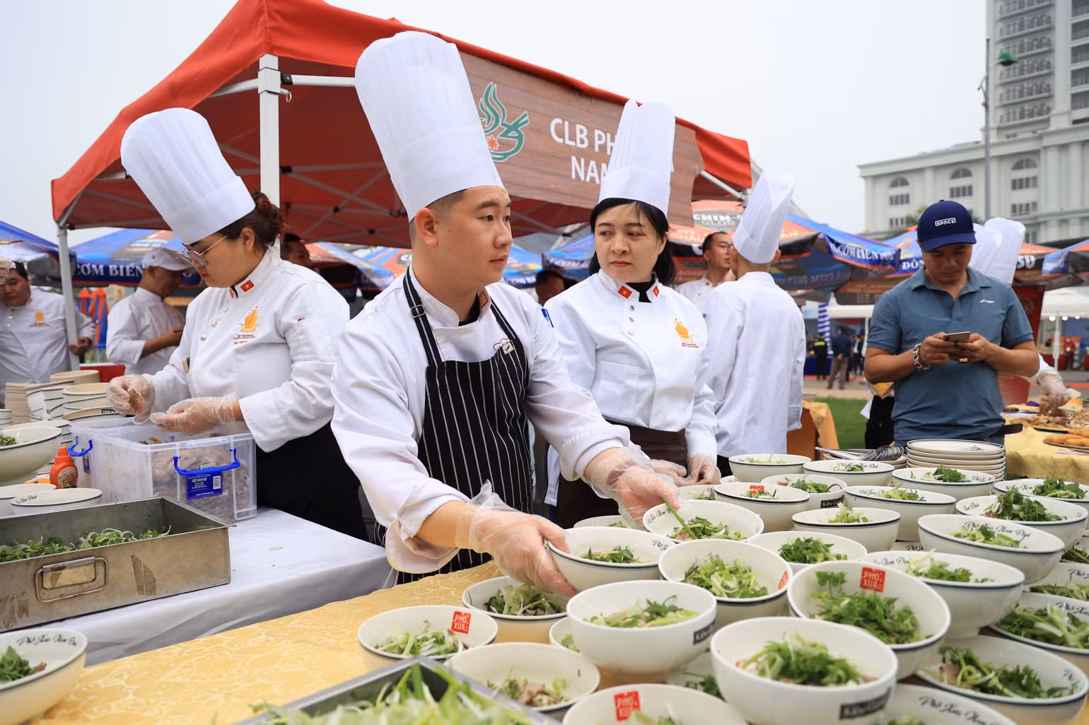 Các nghệ nhân đang chuẩn bị phở cho đại biểu và khách tham quan. Các nghệ nhân đang chuẩn bị phở cho đại biểu và khách tham quan.