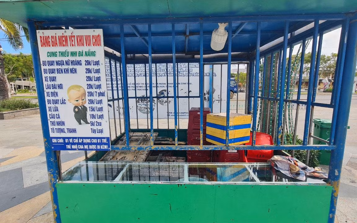 Quầy bán vé trở thành nơi chứa rác và vật dụng hư hỏng.