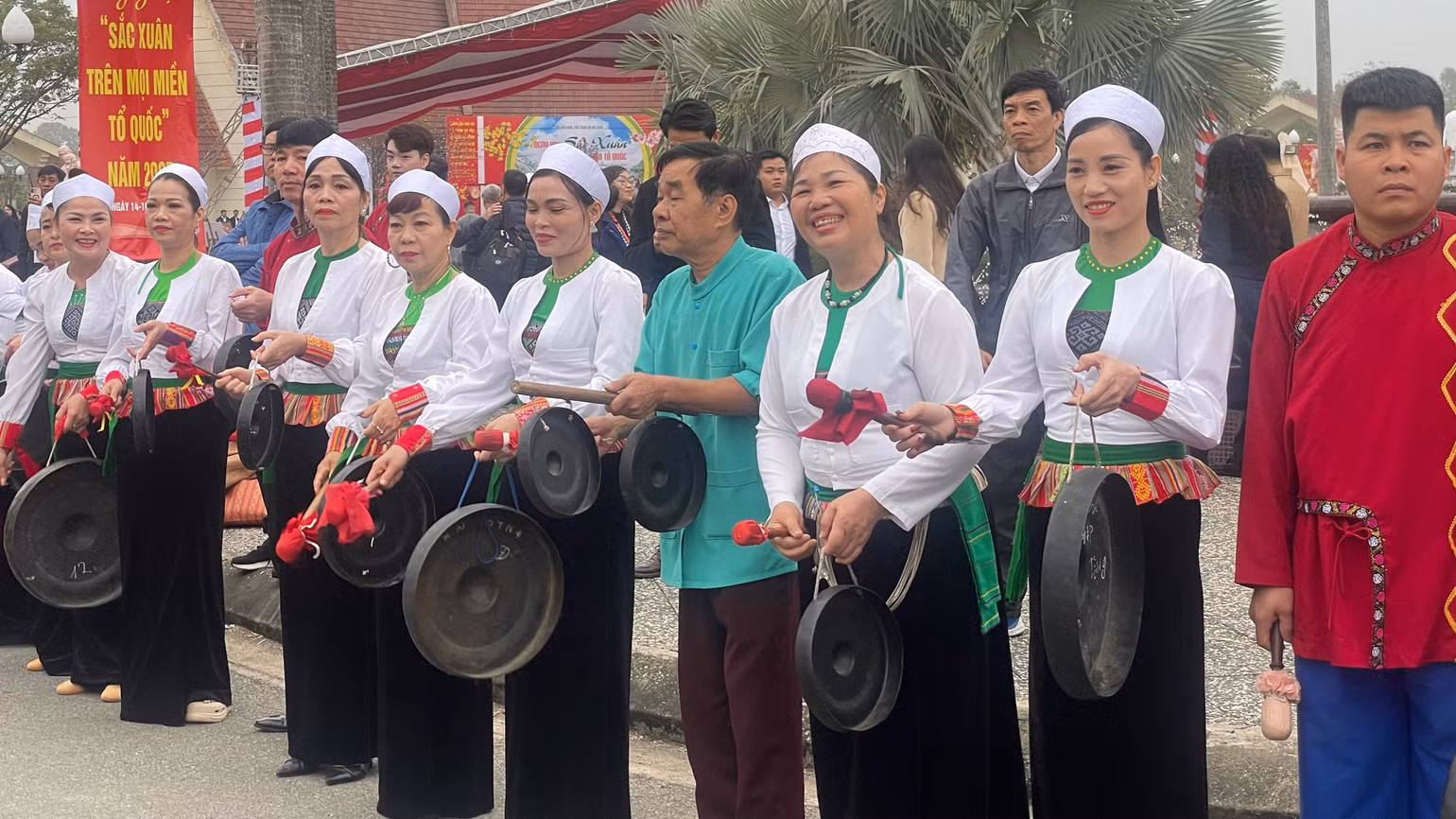 Đồng bào Mường đánh chiêng mừng khách đến tham quan trong dịp Xuân Ất Tỵ 2025. Đồng bào Mường đánh chiêng mừng khách đến tham quan trong dịp Xuân Ất Tỵ 2025.