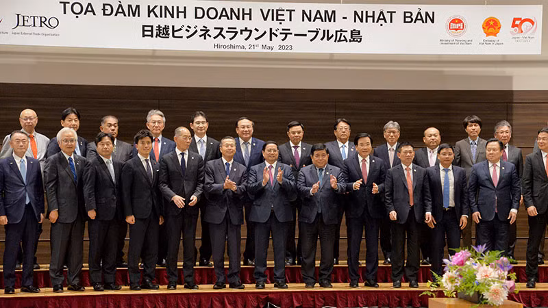 Thủ tướng Phạm Minh Chính chụp ảnh lưu niệm với các đại biểu Nhật Bản tham dự Toạ đàm.