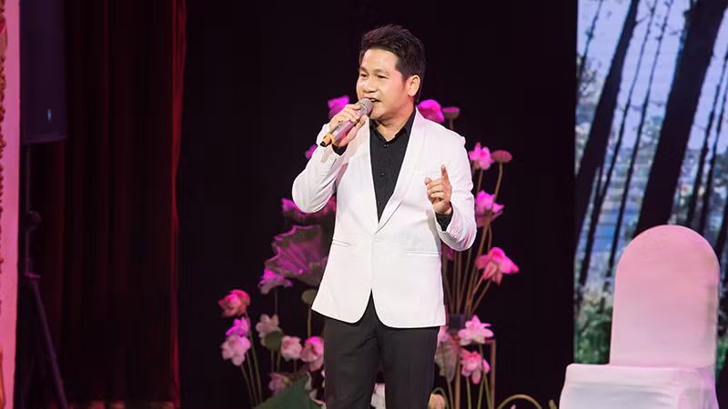 Ca sĩ Trọng Tấn trình diễn tại chương trình.