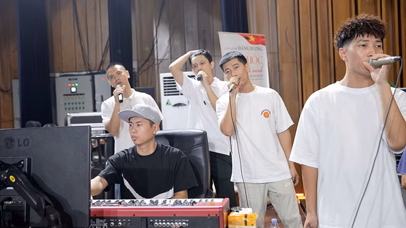 Nhóm OPlus trong một buổi luyện tập.