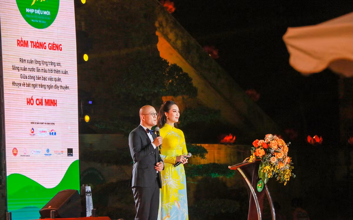 Hai MC của đêm thơ là Thụy Vân và nhà báo Phan Đăng. Hai MC của đêm thơ là Thụy Vân và nhà báo Phan Đăng.