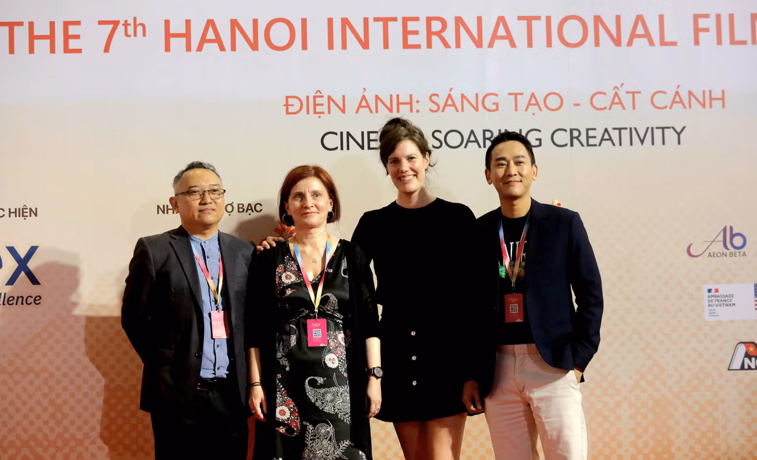 Các thành viên Ban giám khảo phim dài dự thi. Hứa Vĩ Văn là nghệ sĩ Việt Nam duy nhất trong Ban giám khảo. Các thành viên Ban giám khảo phim dài dự thi. Hứa Vĩ Văn là nghệ sĩ Việt Nam duy nhất trong Ban giám khảo.