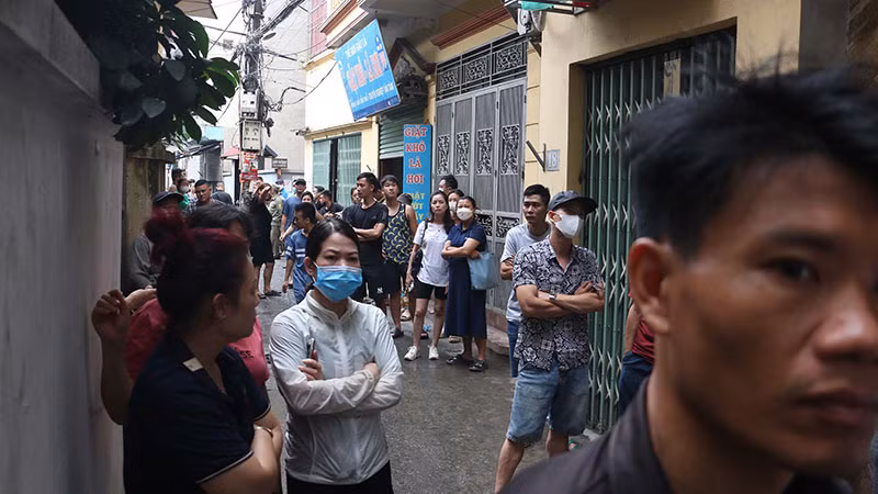 Vẻ lo lắng hiện rõ trên khuôn mặt người nhà nạn nhân vụ cháy. Vẻ lo lắng hiện rõ trên khuôn mặt người nhà nạn nhân vụ cháy.