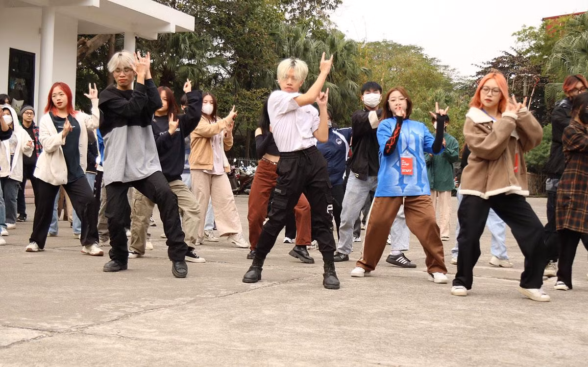 Các bạn trẻ tham gia thử thách nhảy K-pop. Các bạn trẻ tham gia thử thách nhảy K-pop.