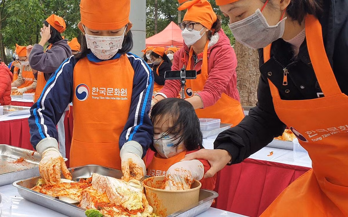 Các em nhỏ trải nghiệm làm kim chi. Các em nhỏ trải nghiệm làm kim chi.