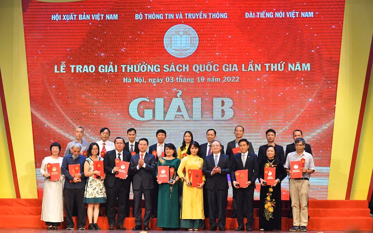 Các tác giả và đơn vị xuất bản đoạt giải B. (Ảnh: THỦY NGUYÊN)