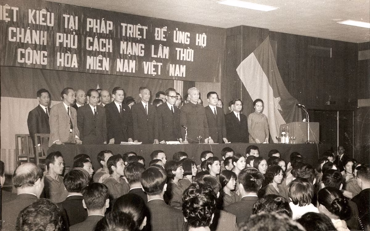 Những buổi tiếp xúc của hai đoàn với kiều bào. (Ảnh: Lê Tấn Xuân)