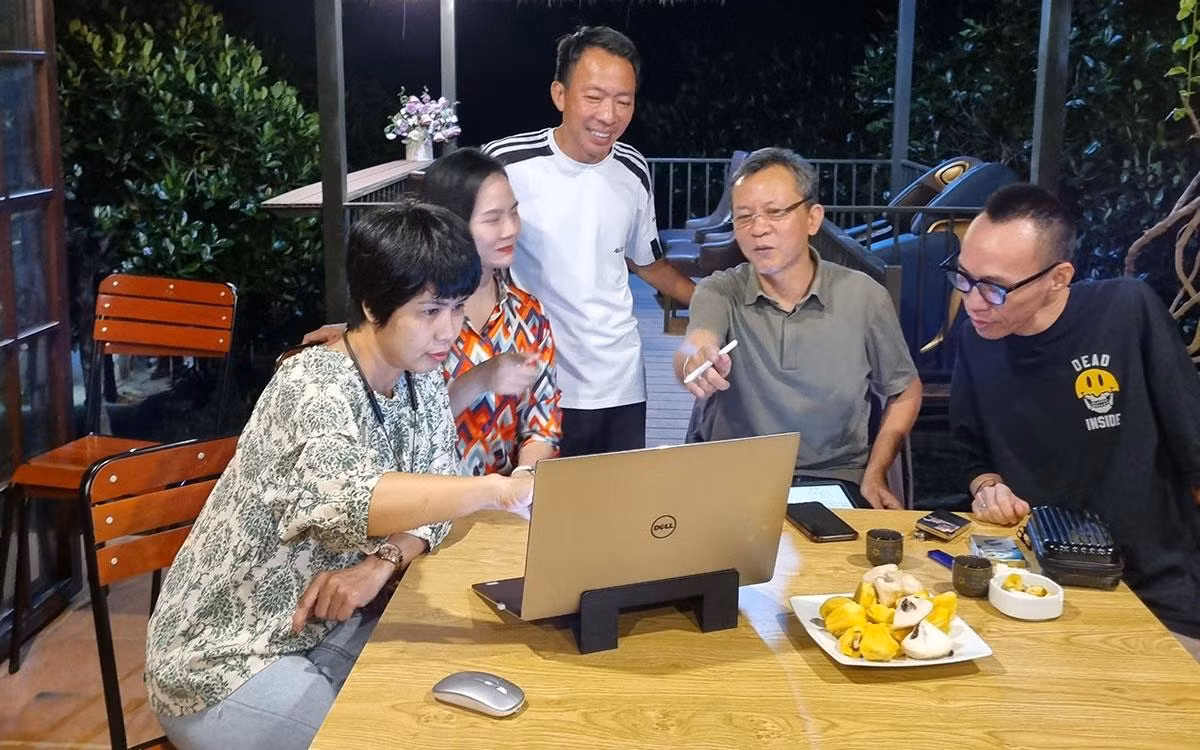 Các đạo diễn âm nhạc Lưu Hà An và Huyền Trung cùng lên đồi nhà Việt Hoàn chuẩn bị cho liveshow.