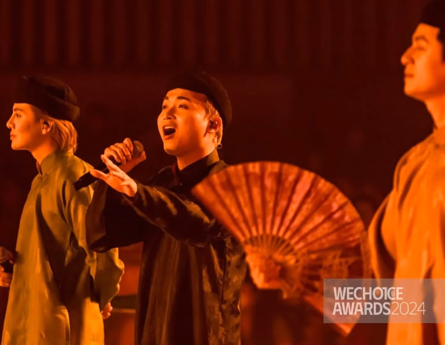 Các nghệ sĩ của "Anh trai vượt ngàn chông gai" thể hiện bản mash-up "Mưa trên phố Huế - Đào Liễu - Trống Cơm". (Ảnh: We Choice Award)
