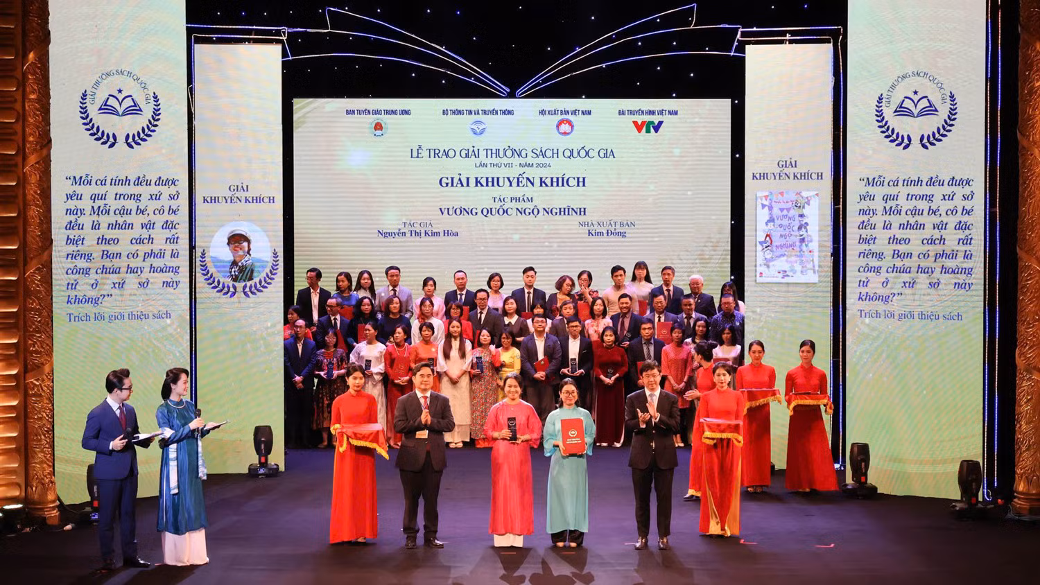 Nhà văn Nguyễn Thị Kim Hòa nhận giải Khuyến khích. Nhà văn Nguyễn Thị Kim Hòa nhận giải Khuyến khích.