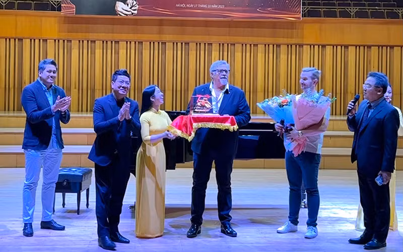 Ban Giám đốc Học viện Âm nhạc Quốc gia Việt Nam tặng quà cho nghệ sĩ Philip Quast.