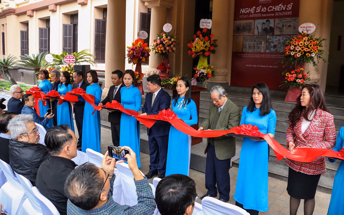 Cắt băng khai mạc triển lãm. Cắt băng khai mạc triển lãm.
