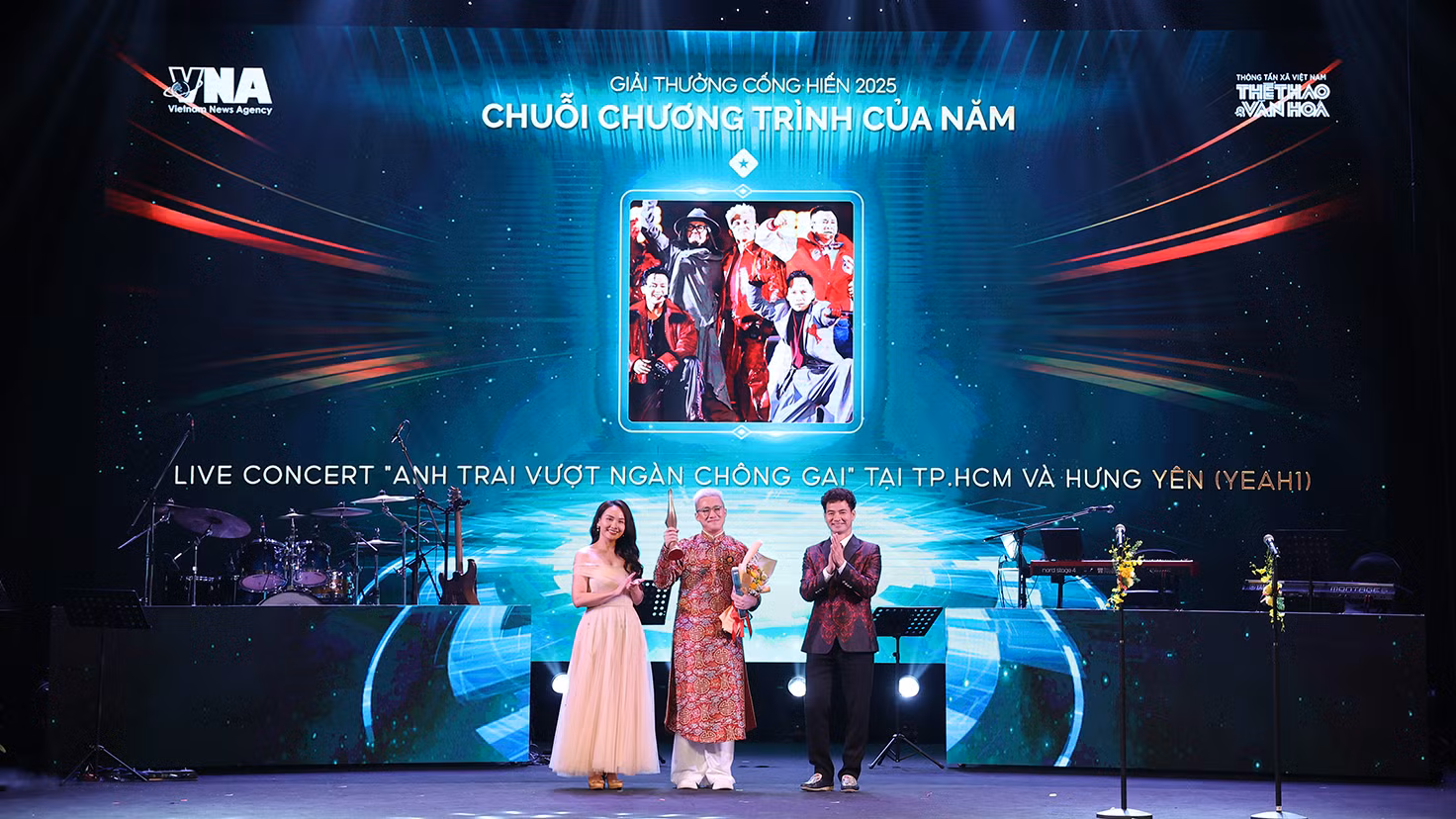 Ông An Zuno - Giám đốc Truyền thông YeaH1 Group nhận giải thưởng Chuỗi chương trình của năm. Ông An Zuno - Giám đốc Truyền thông YeaH1 Group nhận giải thưởng Chuỗi chương trình của năm.