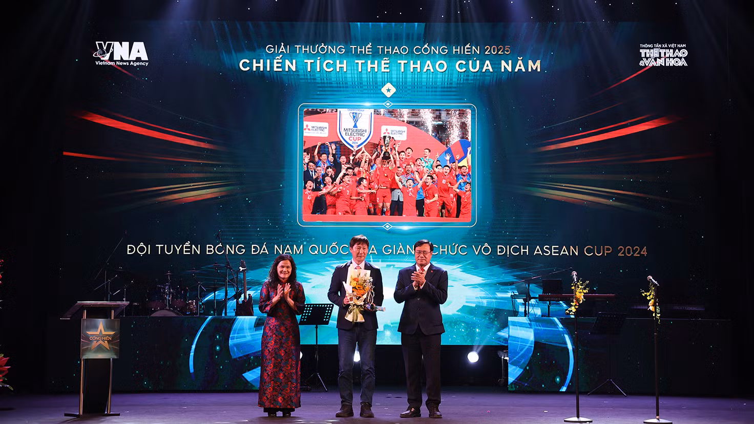 HLV Kim Sang-sik nhận giải Chiến tích Thể thao của năm. HLV Kim Sang-sik nhận giải Chiến tích Thể thao của năm.