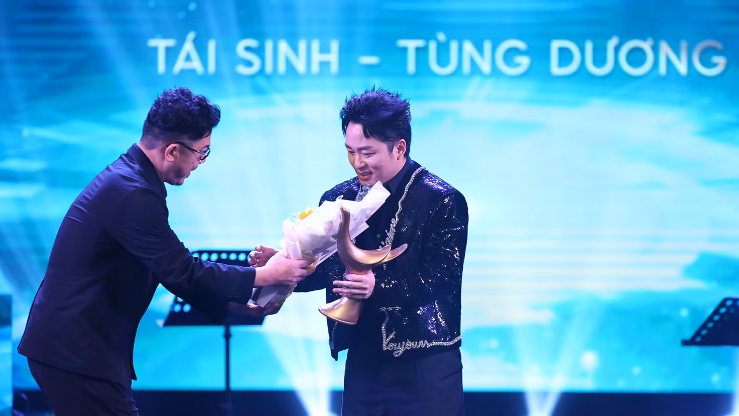 Ca sĩ Tùng Dương nhận giải Bài hát của năm. Ca sĩ Tùng Dương nhận giải Bài hát của năm.