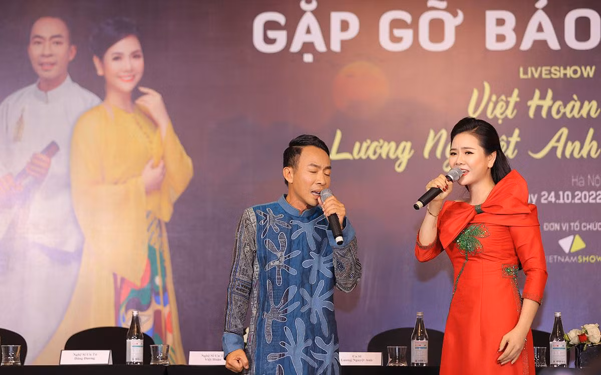 Ca sĩ Lương Nguyệt Anh hát cùng NSƯT Việt Hoàn trong buổi họp báo liveshow. Ca sĩ Lương Nguyệt Anh hát cùng NSƯT Việt Hoàn trong buổi họp báo liveshow.