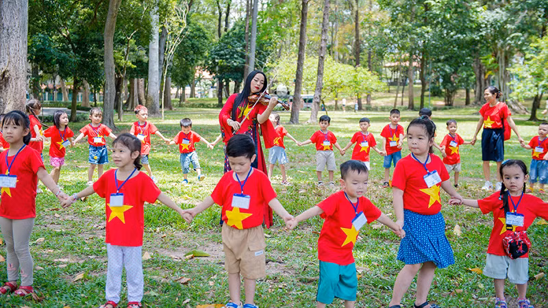 Nghệ sĩ Trịnh Minh Hiền trình tấu “Đất nước trọn niềm vui” với các bé mầm non.