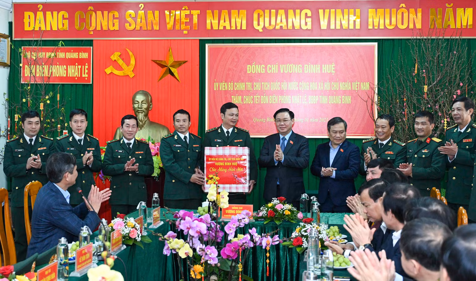 Chủ tịch Quốc hội Vương Đình Huệ tặng quà cán bộ, chiến sĩ Đồn Biên phòng Nhật Lệ.
