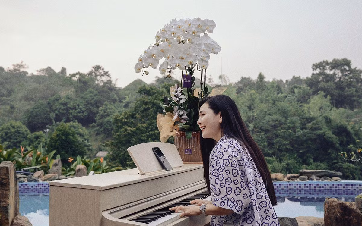 Ở không gian nào, Lương Nguyệt Anh cũng có thể hát say sưa. Ở không gian nào, Lương Nguyệt Anh cũng có thể hát say sưa.
