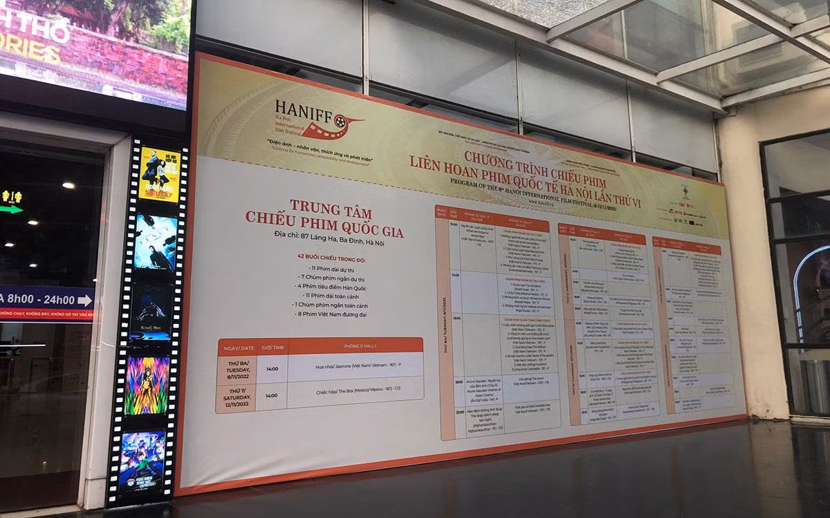 Lịch chiếu phim đặt bên ngoài Trung tâm cho khán giả tiện theo dõi. (Ảnh: TUYẾT LOAN)