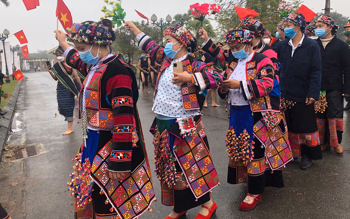 Đồng bào Lô Lô (Mèo Vạc, Hà Giang) tham gia lễ hội xuân tại Làng Văn hóa Du lịch các dân tộc Việt Nam. Đồng bào Lô Lô (Mèo Vạc, Hà Giang) tham gia lễ hội xuân tại Làng Văn hóa Du lịch các dân tộc Việt Nam.