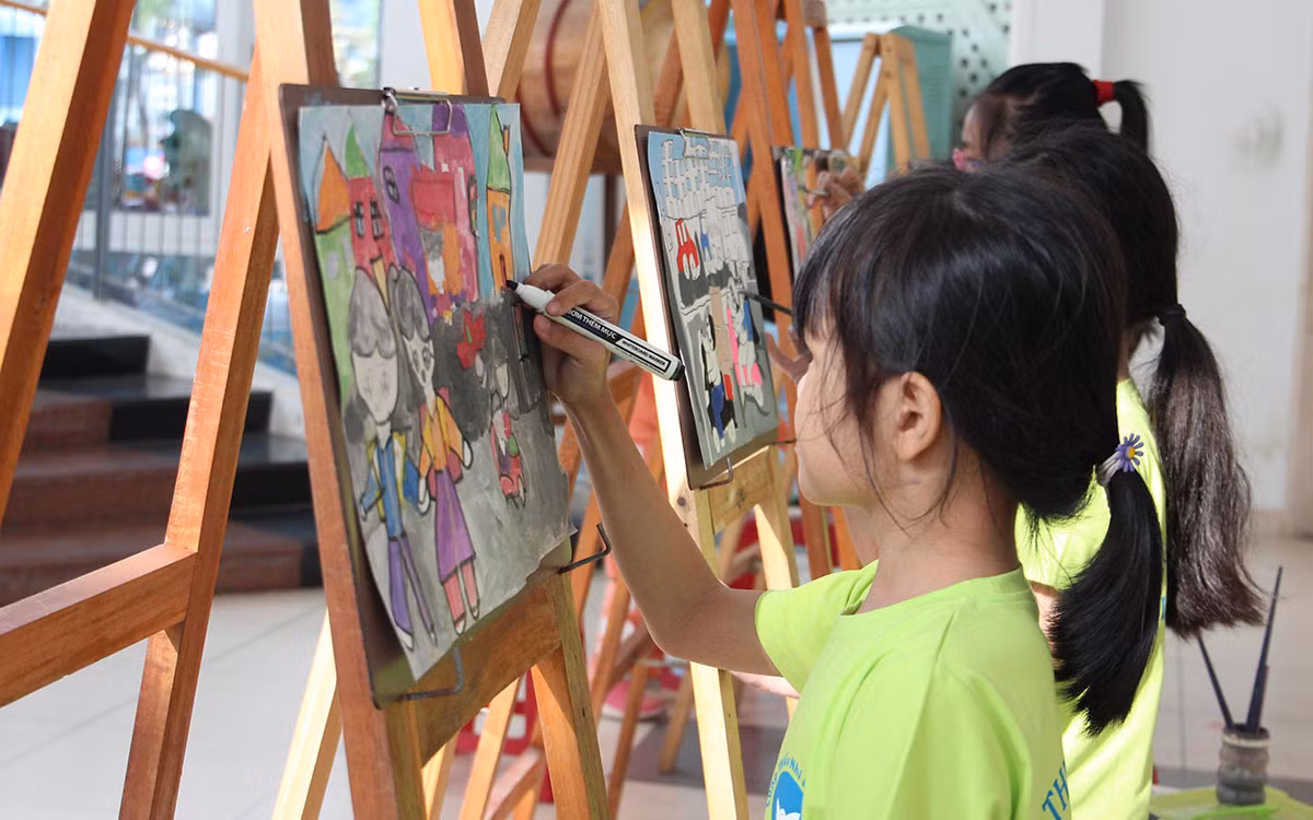 Thiếu nhi Đà Nẵng vẽ tranh tuyên truyền an toàn giao thông