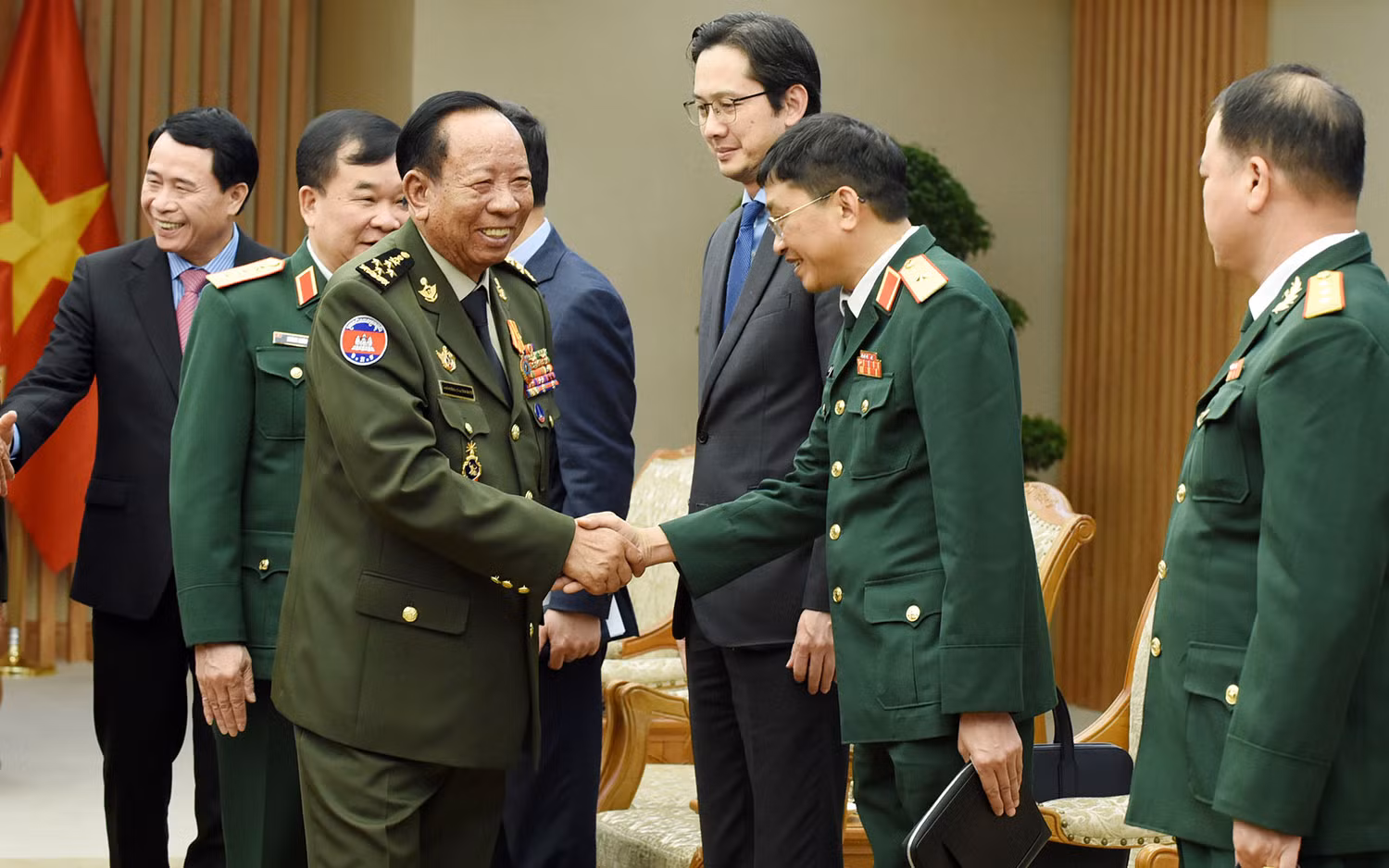 Đại tướng Tea Banh, Phó Thủ tướng Chính phủ, Bộ trưởng Quốc phòng Vương quốc Campuchia với lãnh đạo các bộ, ban ngành của Chính phủ Việt Nam.