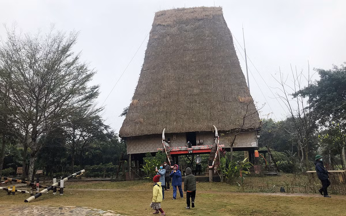 Nhà rông Tây Nguyên trong khuôn viên Làng Văn hóa Du lịch các dân tộc Việt Nam.