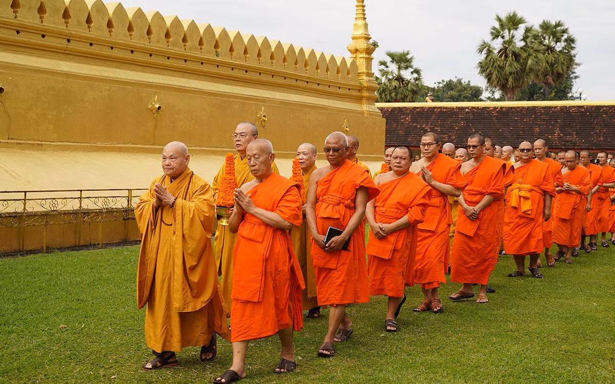Đại biểu hai Giáo hội Phật giáo hai nước Việt Nam và Lào thăm Tháp Thạt Luổng tại Vientiane.