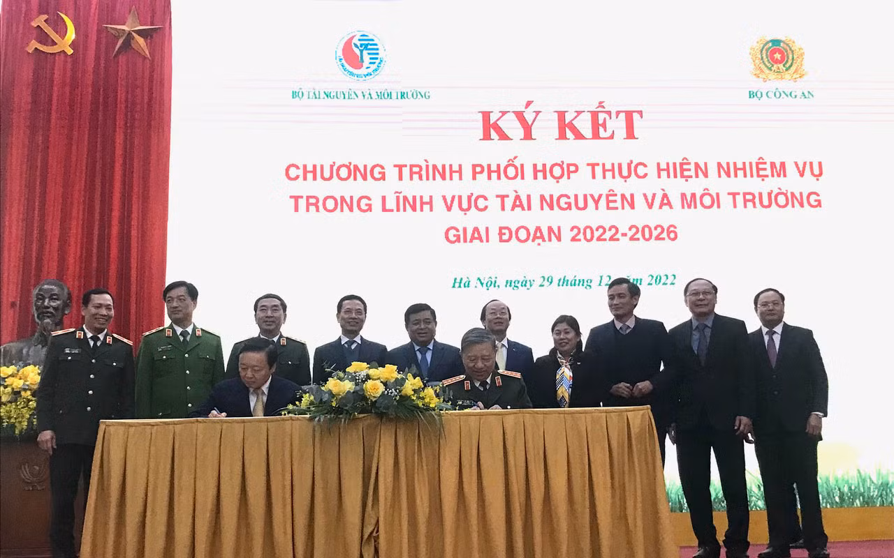 Đại tướng Tô Lâm, Bộ trưởng Công an, Bộ trưởng Tài nguyên và Môi trường Trần Hồng Hà ký kết Chương trình phối hợp giữa hai Bộ.