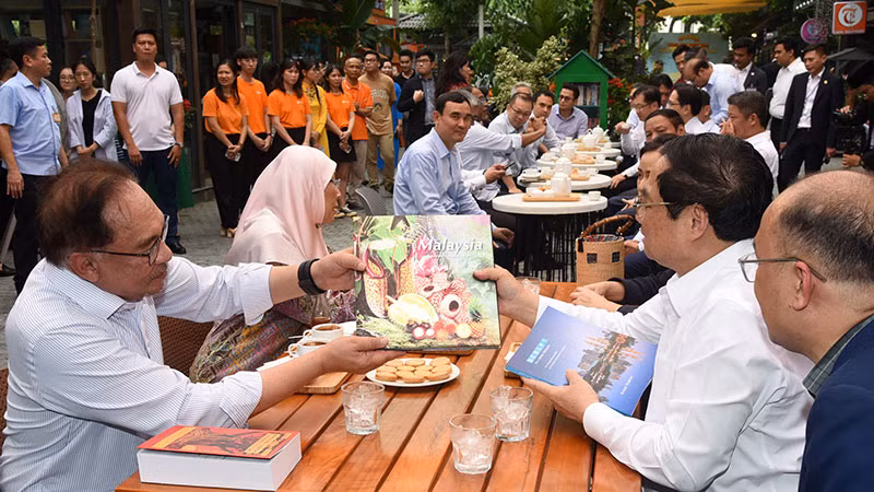 Thủ tướng Malaysia tặng Thủ tướng Phạm Minh Chính cuốn sách "Malaysia Madani" và cuốn "Malaysia - Bloom Flowers and Fruits". Trong đó, cuốn sách "Malaysia Madani" do chính Thủ tướng Anwar Ibrahim viết, được xuất bản vào tháng 10/2022. Madani là tập hợp 6 chữ viết tắt trong tiếng Malaysia: bền vững, thịnh vượng, sáng tạo, tôn trọng, lòng tin và tình thương. Đây cũng là một từ có nguồn gốc từ tiếng Arab, với nghĩa rộng là "hiện đại và văn minh". Khẩu hiệu "Malaysia Madani" được Thủ tướng Anwar Ibrahim đưa ra kể từ khi lên nắm quyền; được coi là một phần trong chiến lược phục hồi và phát triển Malaysia sau đại dịch Covid-19. Thủ tướng Malaysia tặng Thủ tướng Phạm Minh Chính cuốn sách "Malaysia Madani" và cuốn "Malaysia - Bloom Flowers and Fruits". Trong đó, cuốn sách "Malaysia Madani" do chính Thủ tướng Anwar Ibrahim viết, được xuất bản vào tháng 10/2022. Madani là tập hợp 6 chữ viết tắt trong tiếng Malaysia: bền vững, thịnh vượng, sáng tạo, tôn trọng, lòng tin và tình thương. Đây cũng là một từ có nguồn gốc từ tiếng Arab, với nghĩa rộng là "hiện đại và văn minh". Khẩu hiệu "Malaysia Madani" được Thủ tướng Anwar Ibrahim đưa ra kể từ khi lên nắm quyền; được coi là một phần trong chiến lược phục hồi và phát triển Malaysia sau đại dịch Covid-19.