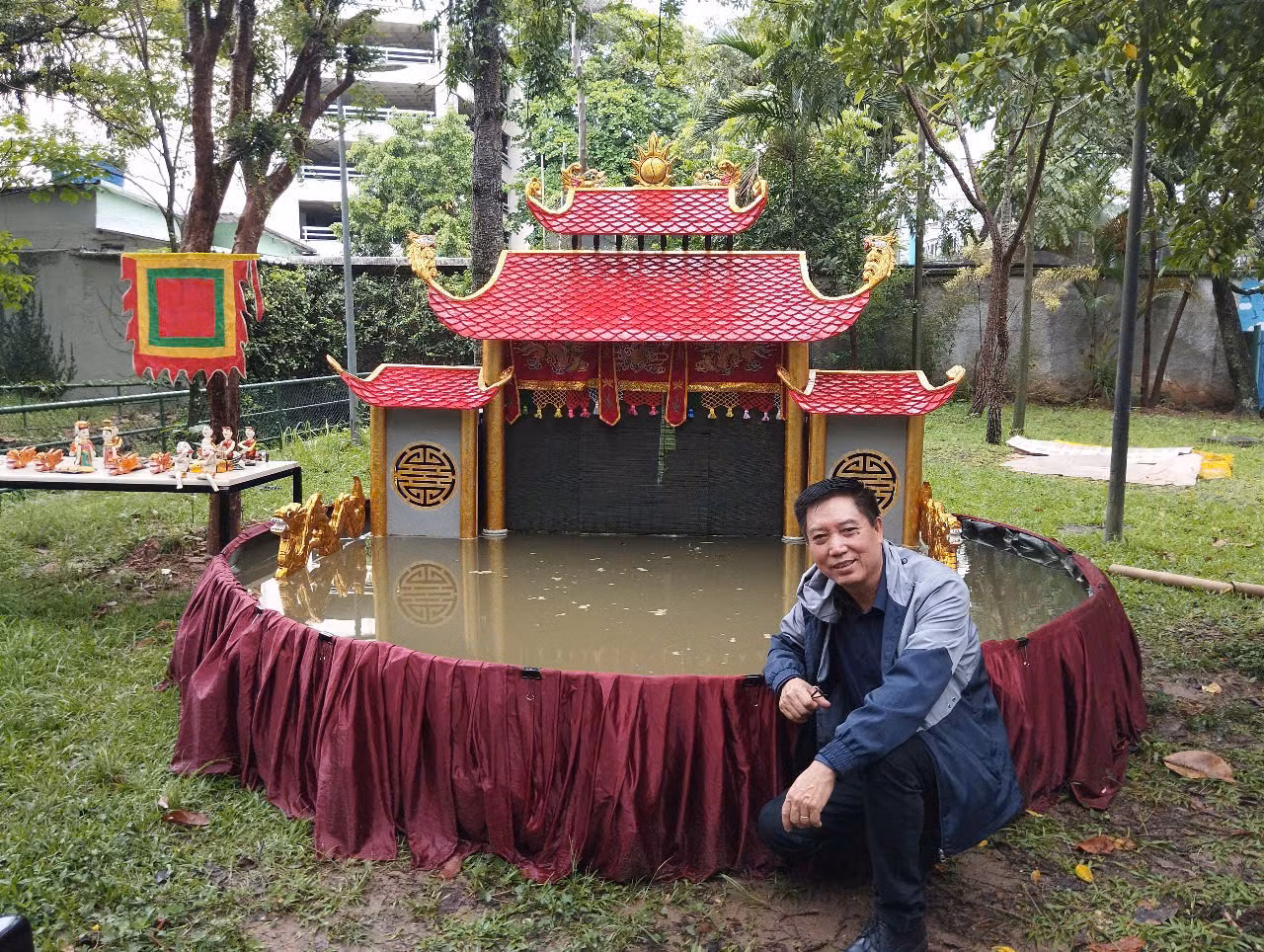 Nghệ sĩ Phan Thanh Liêm và tòa thủy đình thu nhỏ đầy công phu của mình.