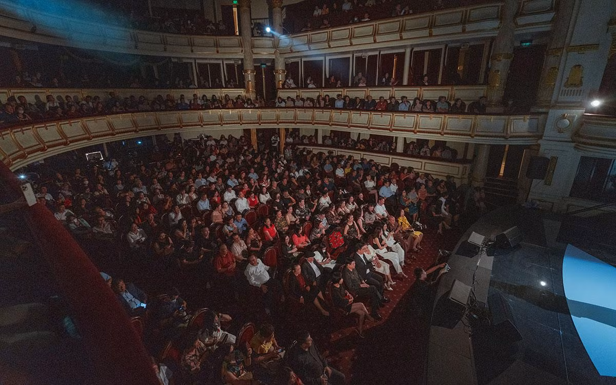 Đông đảo khán giả, người thân, bạn bè và đồng nghiệp đã đến với liveshow của Tố Nga.