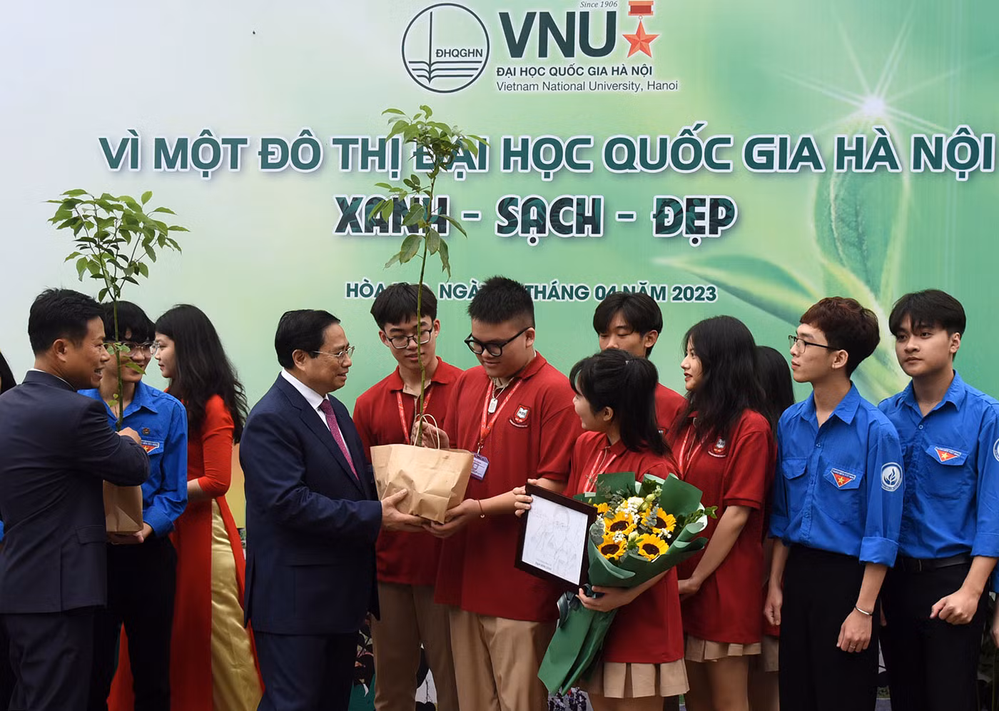 Thủ tướng trao tặng 5.000 cây xanh cho Đại học Quốc gia Hà Nội.