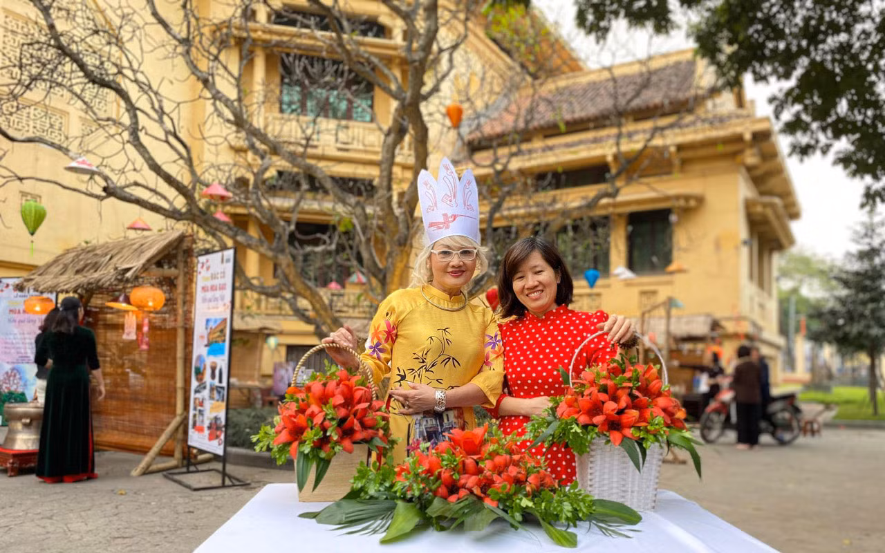 Khách tham quan trải nghiệm cùng hoa gạo tại Bảo tàng.