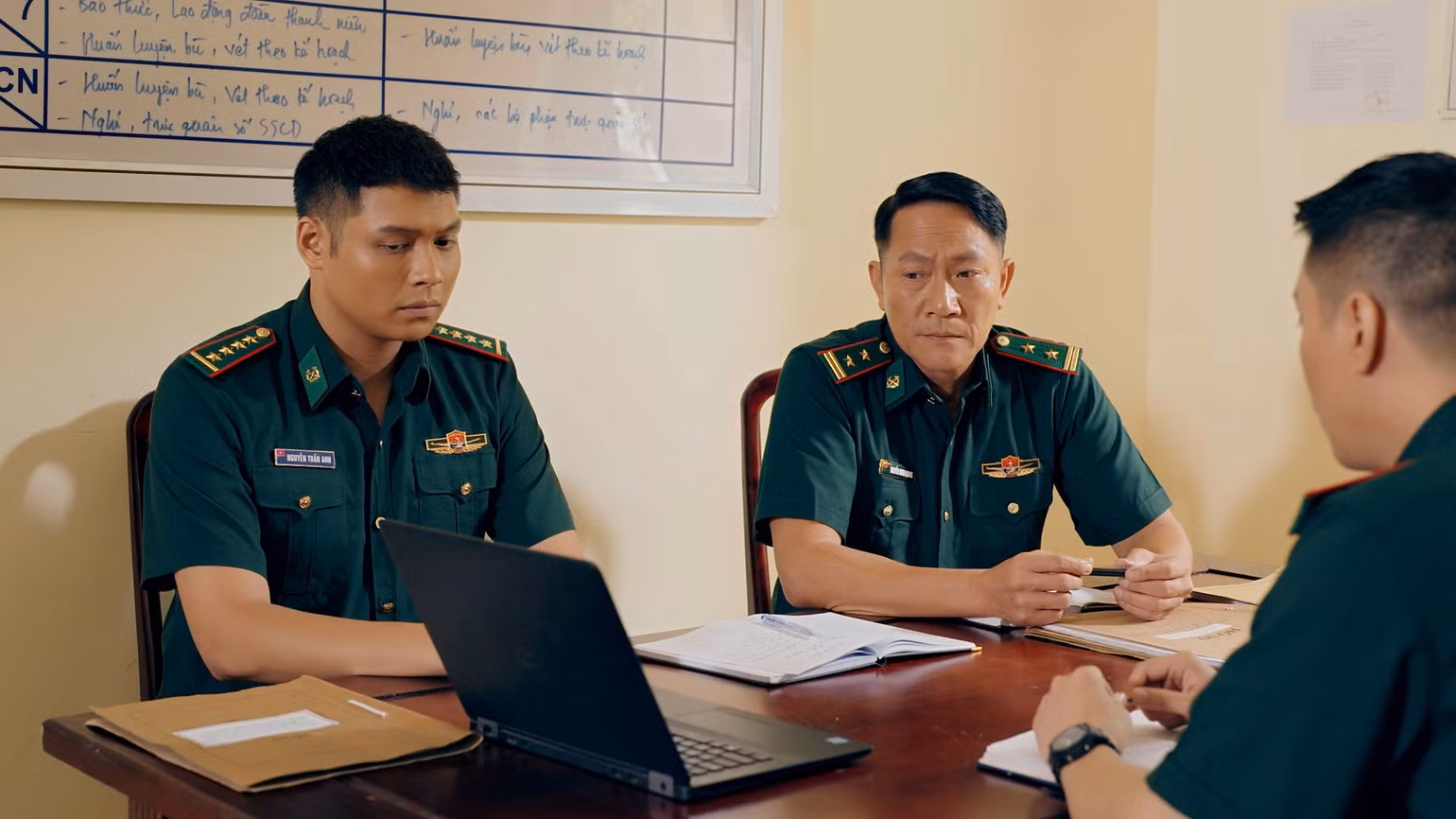 NSƯT Hoàng Hải (giữa) vai đồn phó Quang. NSƯT Hoàng Hải (giữa) vai đồn phó Quang.