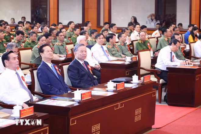 Tổng Bí thư, Chủ tịch nước Tô Lâm và các đại biểu dự buổi lễ. Tổng Bí thư, Chủ tịch nước Tô Lâm và các đại biểu dự buổi lễ.