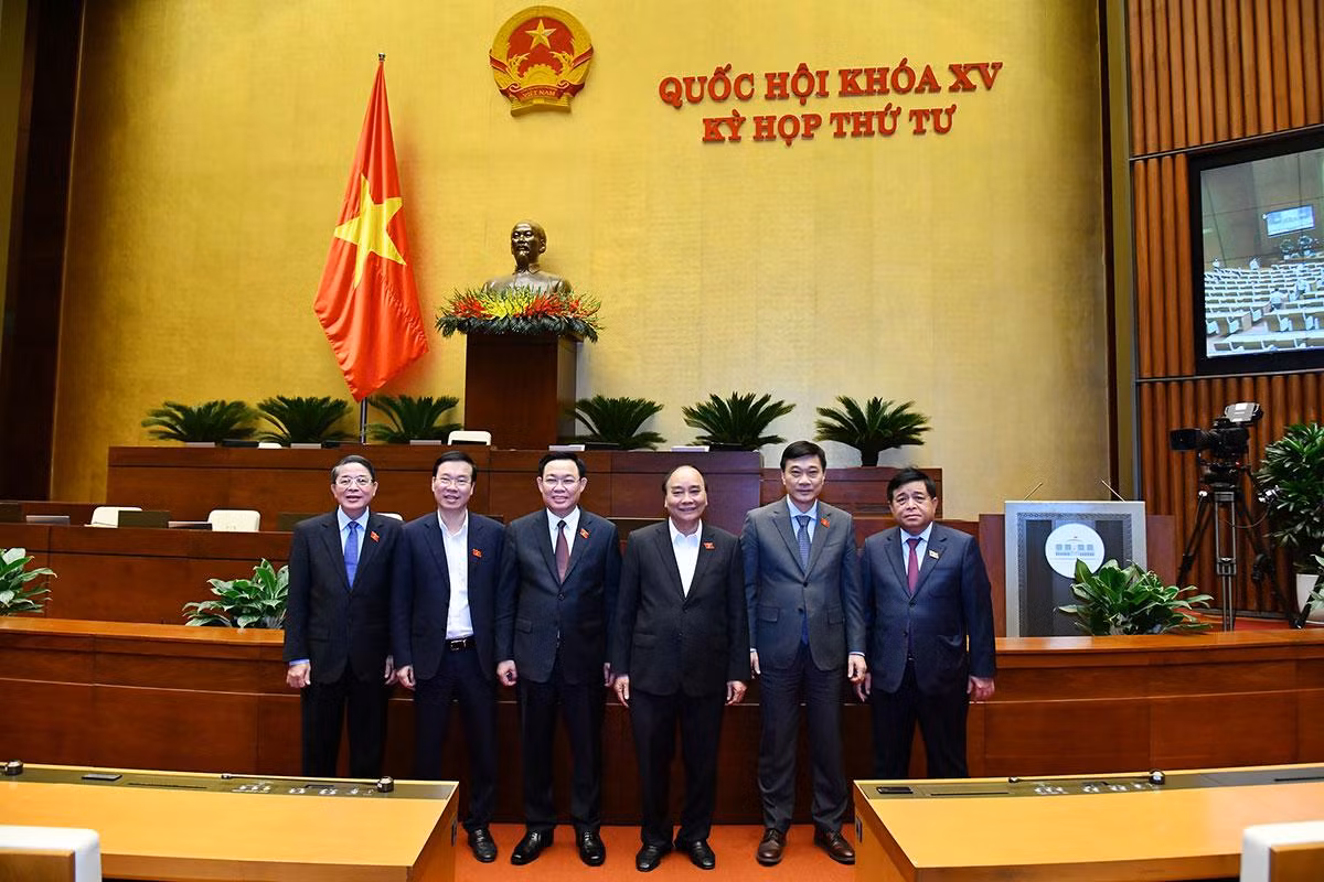 Chủ tịch nước Nguyễn Xuân Phúc, Chủ tịch Quốc hội Vương Đình Huệ, Thường trực Ban Bí thư Võ Văn Thưởng cùng các đại biểu bên lề phiên thảo luận về dự án Luật Hợp tác xã (sửa đổi). Chủ tịch nước Nguyễn Xuân Phúc, Chủ tịch Quốc hội Vương Đình Huệ, Thường trực Ban Bí thư Võ Văn Thưởng cùng các đại biểu bên lề phiên thảo luận về dự án Luật Hợp tác xã (sửa đổi).