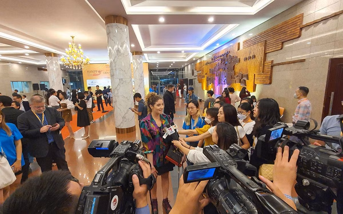 Đại diện đoàn làm phim "Paloma" trong vòng vây báo chí sau lễ trao giải.