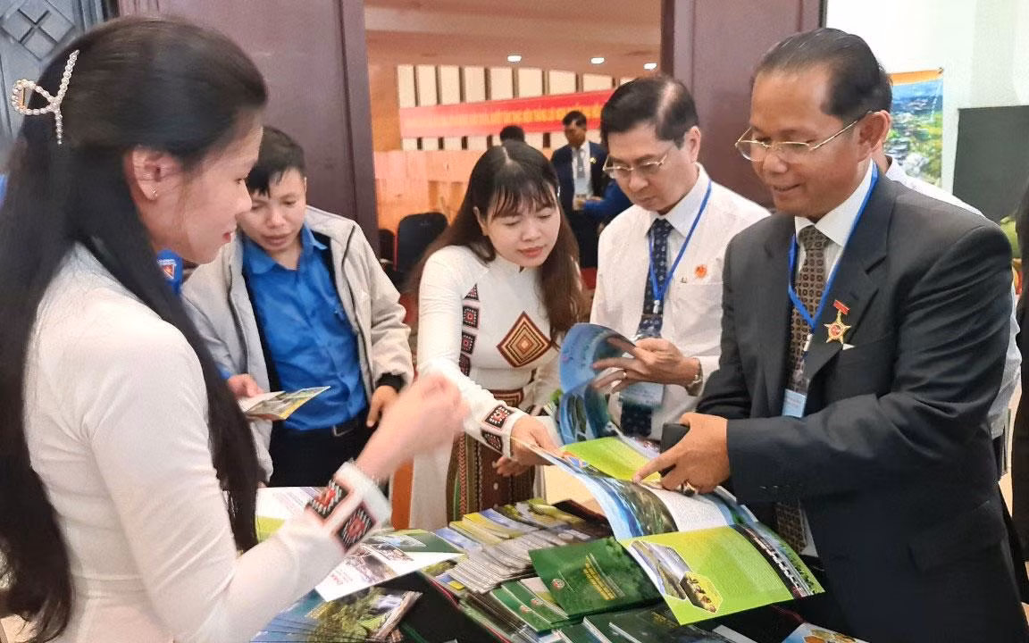 Lãnh đạo Đoàn đại biểu Campuchia tham quan các gian hàng trưng bày giới thiệu về văn hóa, đất nước, con người, tiềm năng phát triển của Việt Nam và tỉnh Đắk Nông.