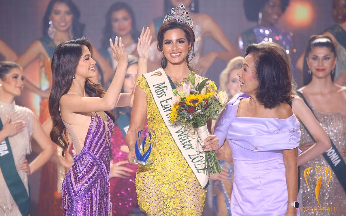 Hoa hậu nước Nadeen Ayoub. Hoa hậu nước Nadeen Ayoub.
