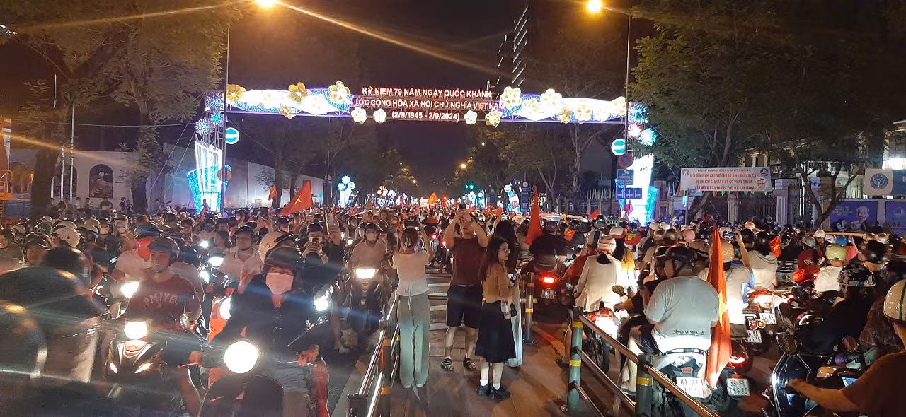 Người hâm mộ đổ ra đường mừng đội tuyển Việt Nam vô địch ASEAN Cup 2024 ảnh 49 Người hâm mộ đổ ra đường mừng đội tuyển Việt Nam vô địch ASEAN Cup 2024 ảnh 49