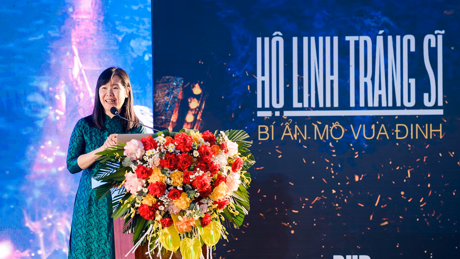 Bà Ngô Thị Bích Hạnh cho biết dự án mời 5 nhóm tư vấn cổ phục cho phim. Bà Ngô Thị Bích Hạnh cho biết dự án mời 5 nhóm tư vấn cổ phục cho phim.