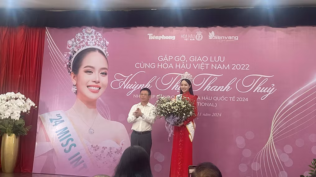 Hoa hậu Huỳnh Thị Thanh Thủy nhận hoa chúc mừng từ Tổng Biên tập Báo Tiền Phong Phùng Công Sưởng. Hoa hậu Huỳnh Thị Thanh Thủy nhận hoa chúc mừng từ Tổng Biên tập Báo Tiền Phong Phùng Công Sưởng.